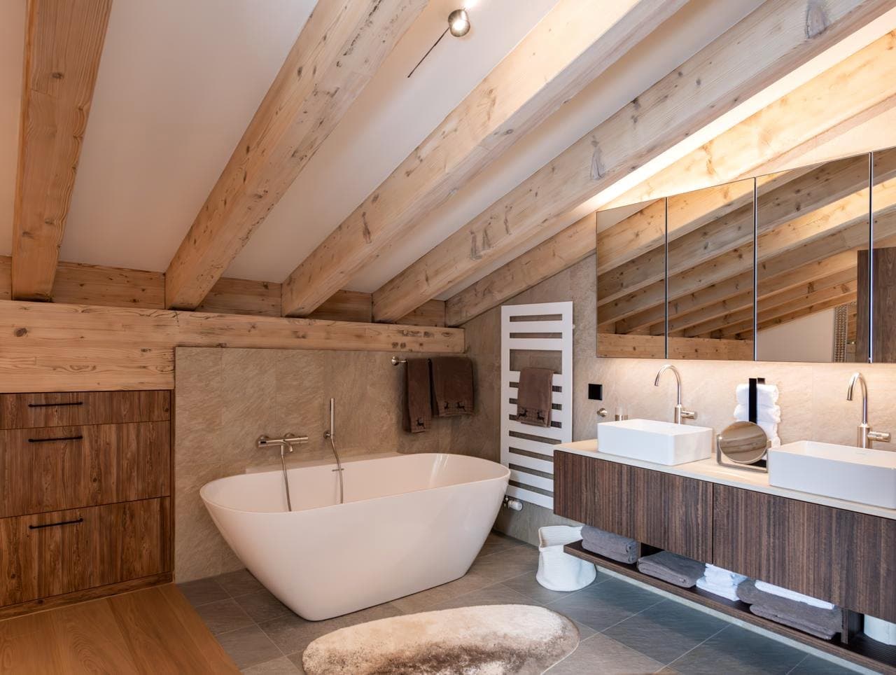 Chalet: Bad mit freistehender Wanne unter dem Dach