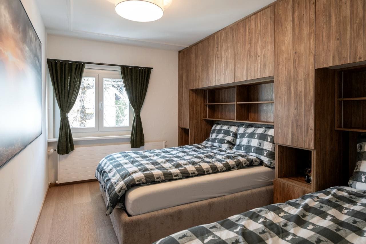 Chalet: Schlafzimmer mit Schrankwand und Bettnischen