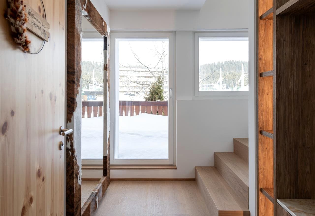 Chalet: Eingang mit Türrahmen aus Altholz