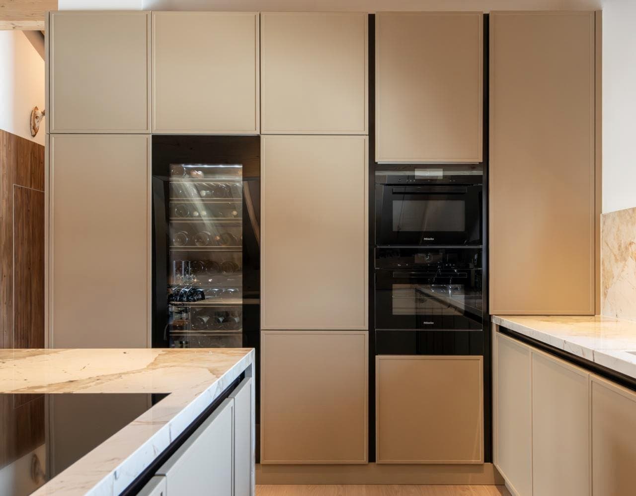 Chalet: Küche mit Steinabdeckung und Weinkühlschrank