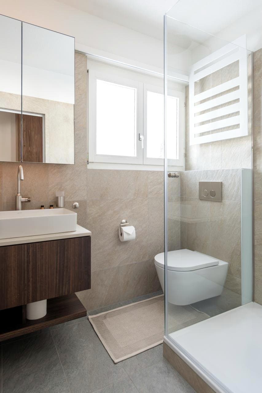 Chalet: Waschtischmöbel und Dusche
