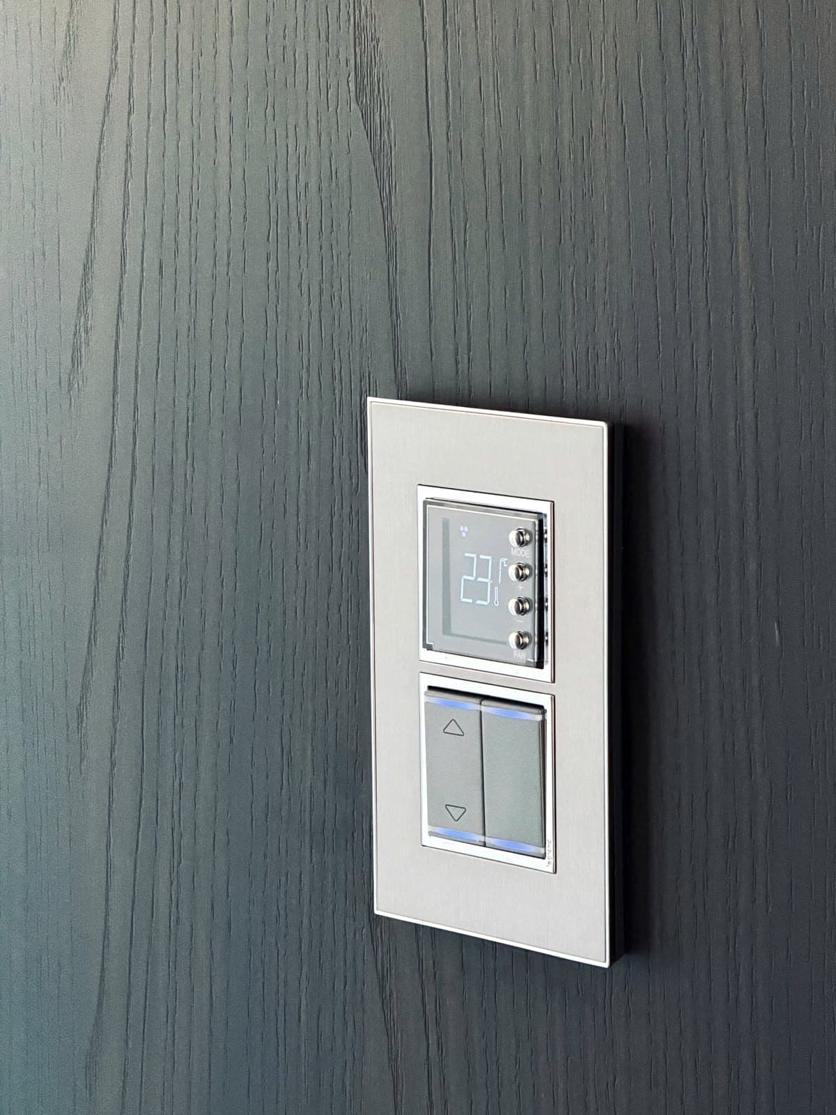 Einfamilienhaus: Schalter in der Holzverkleidung, Detail