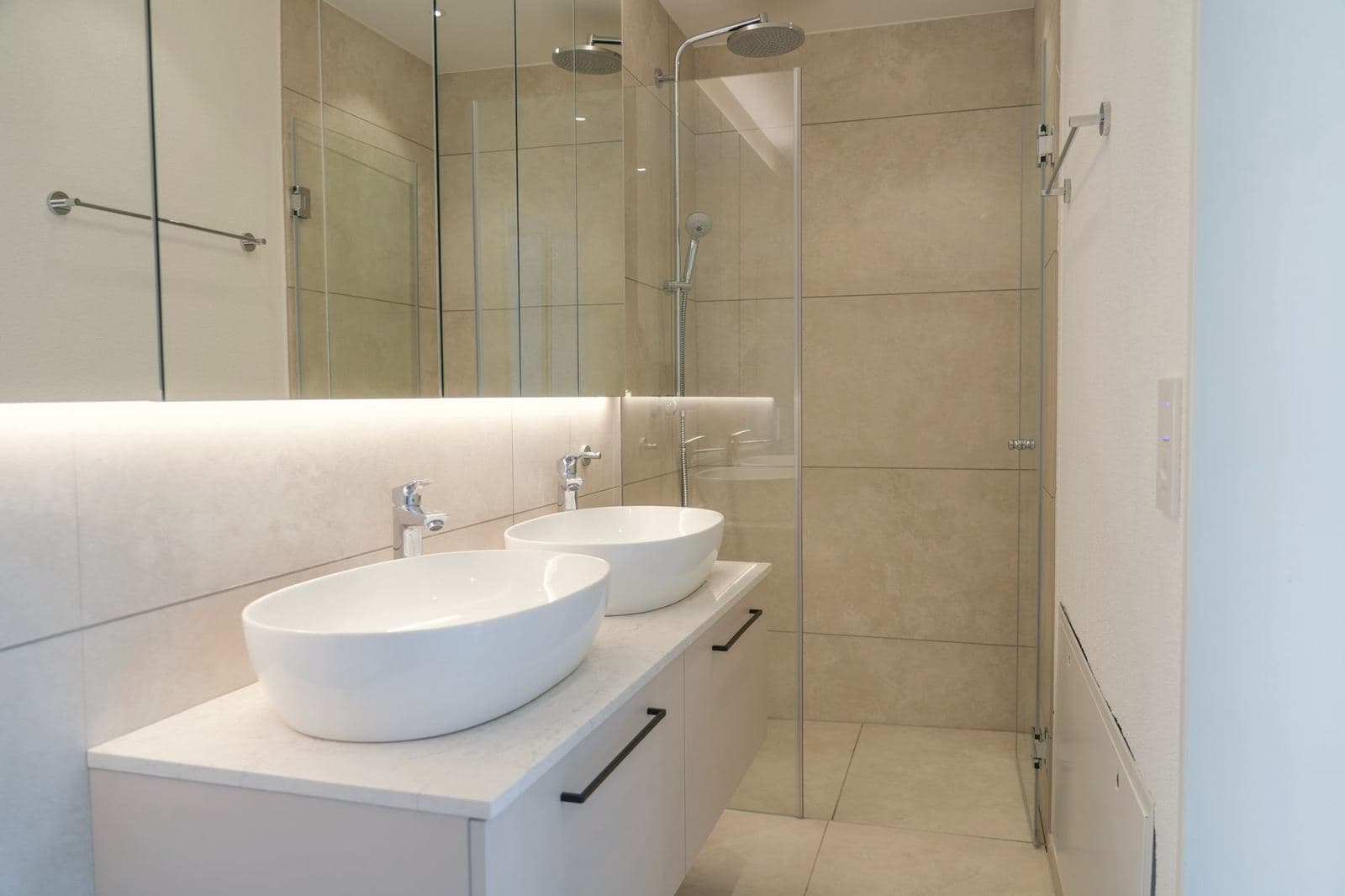 Mehrfamilienhaus: Doppelwaschtisch und Dusche
