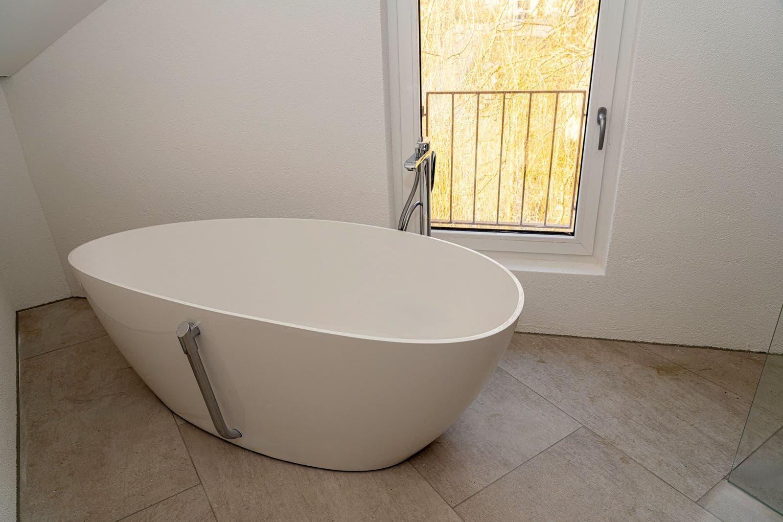 Mehrfamilienhaus: Bad mit freistehender Wanne
