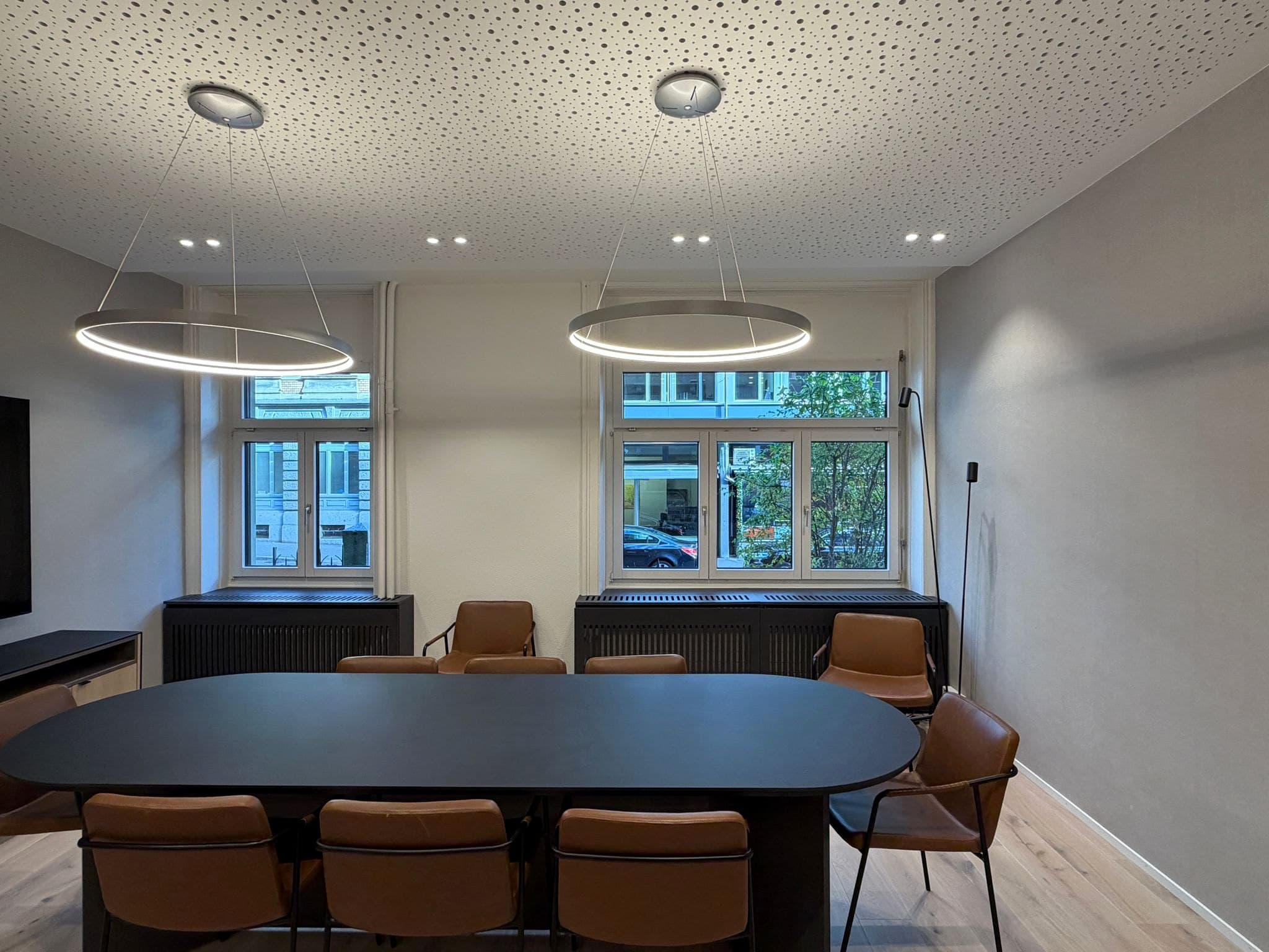 Büro: Sitzungszimmer mit Heizkörperverkleidungen aus Schwarzstahl