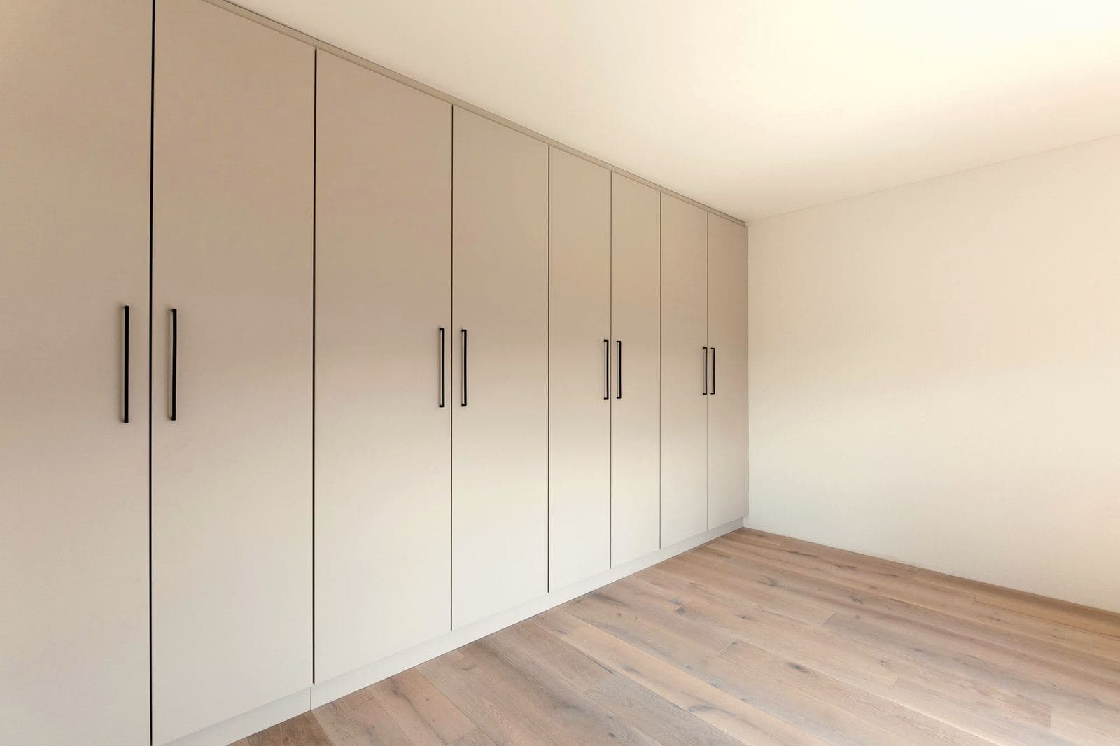 Überbauung: Einbauschrank in Zimmer