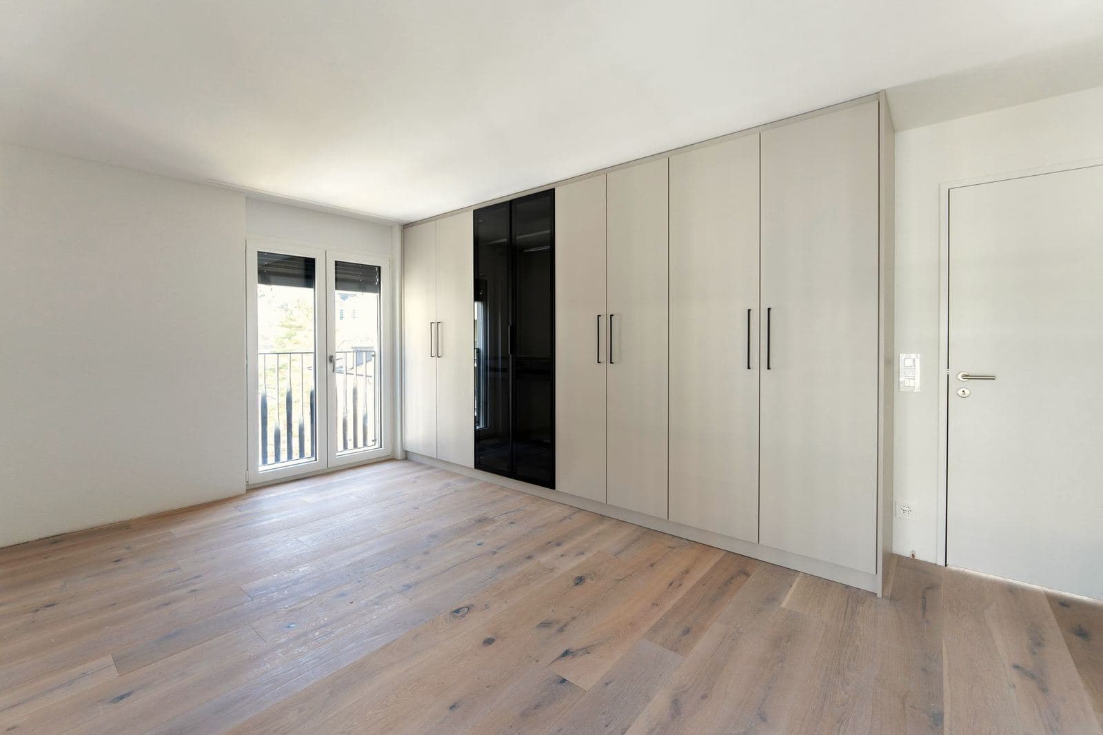 Überbauung: Einbauschrank mit Glasfront