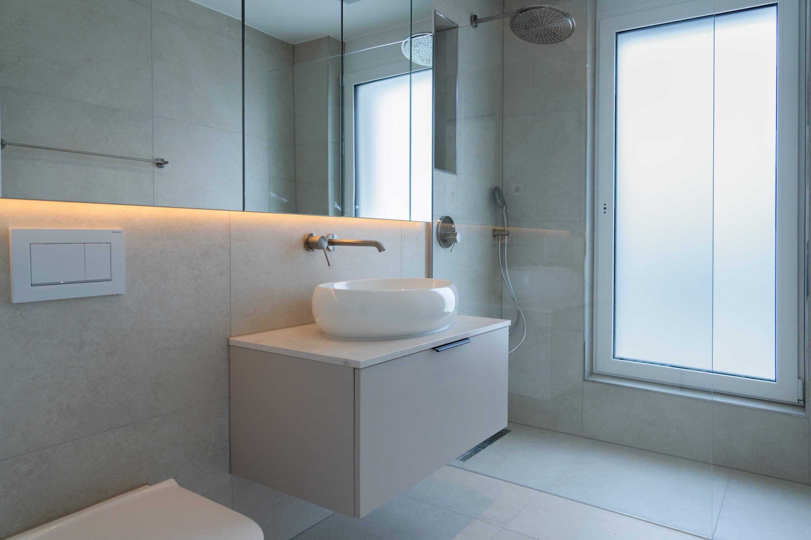 Überbauung: Bad mit Dusche und Waschtisch