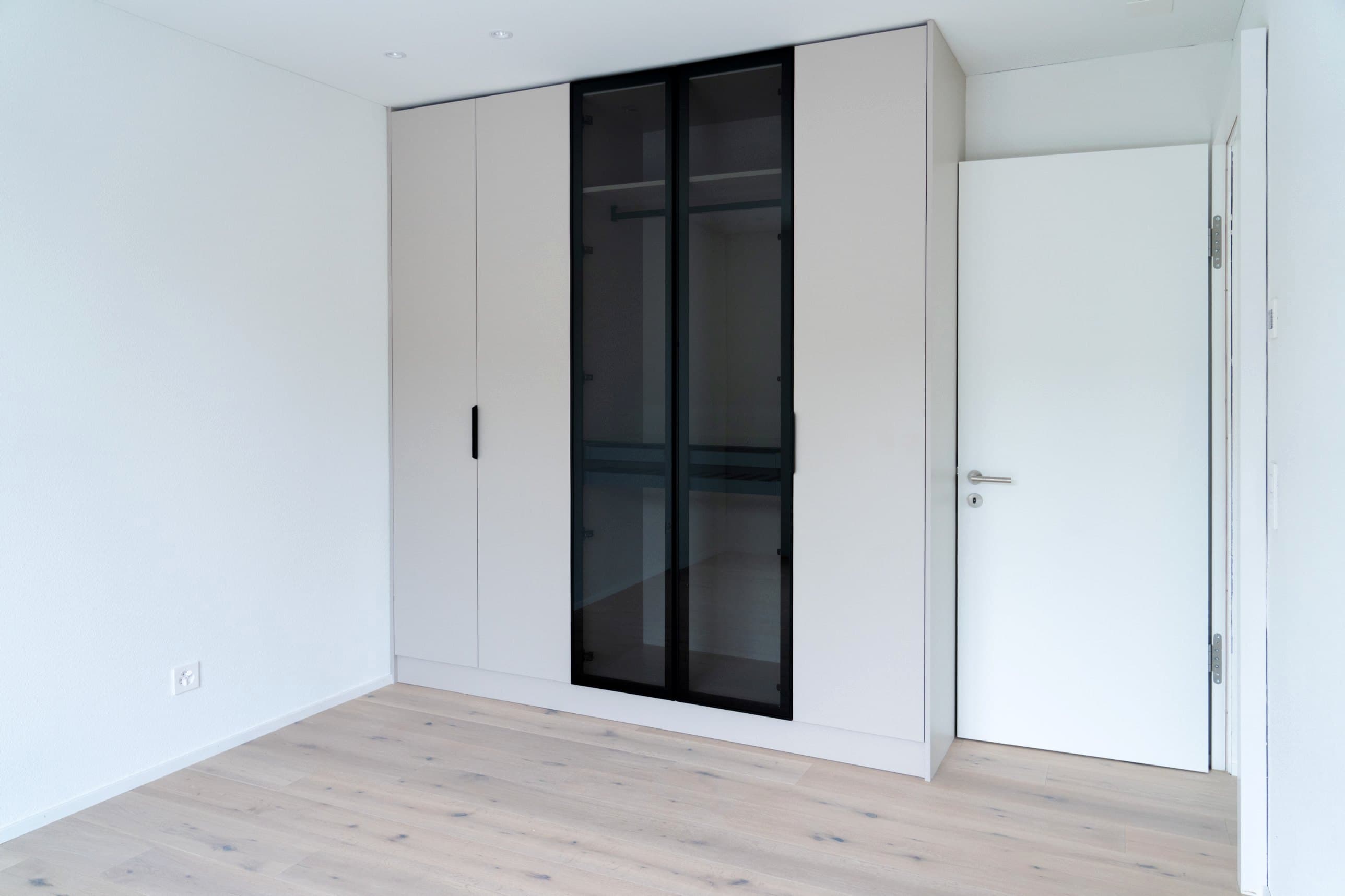Überbauung: Einbauschrank mit Glastüren im Schlafzimmer