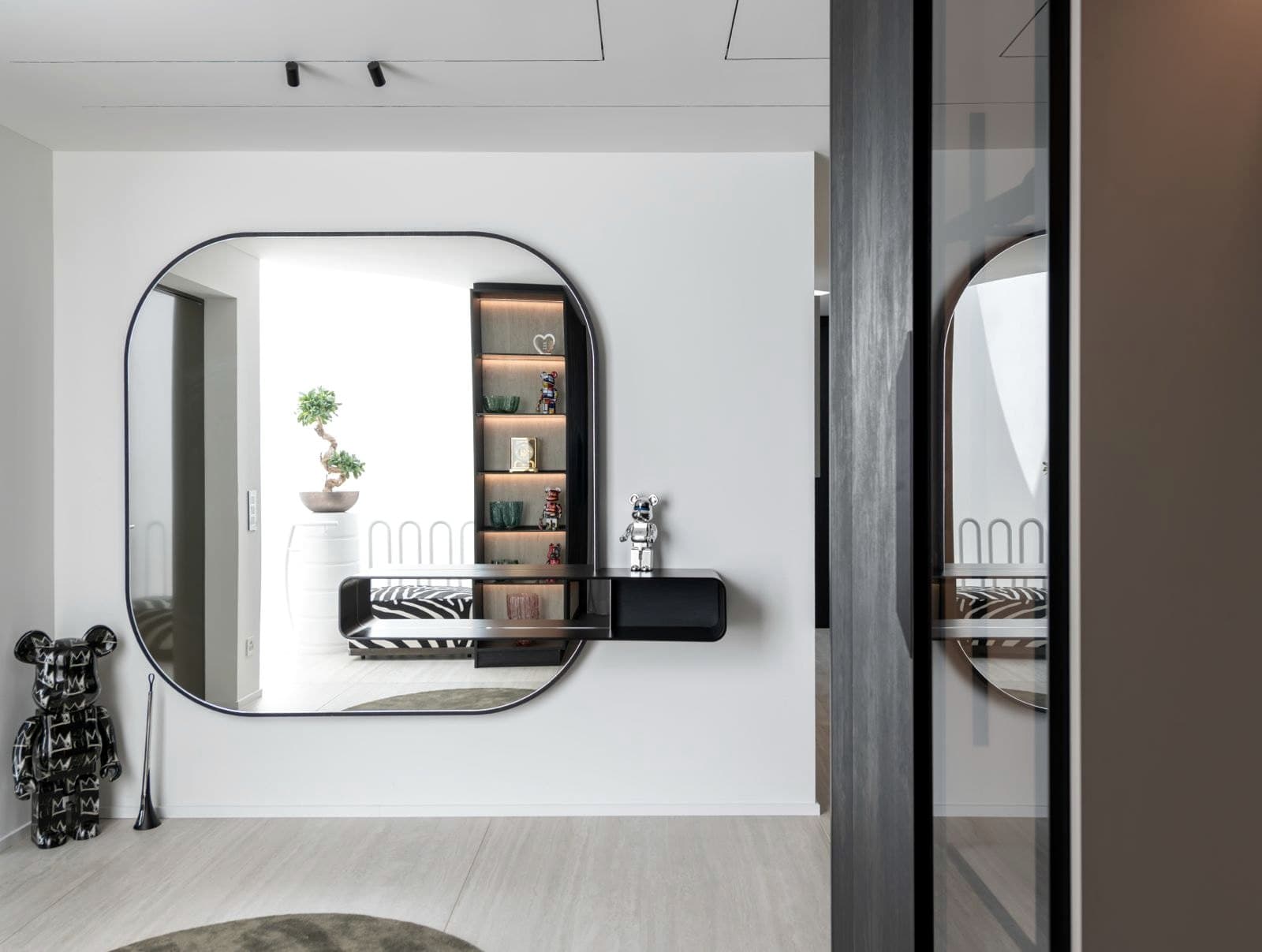 Villa: Eingang mit Spiegel und Garderobe