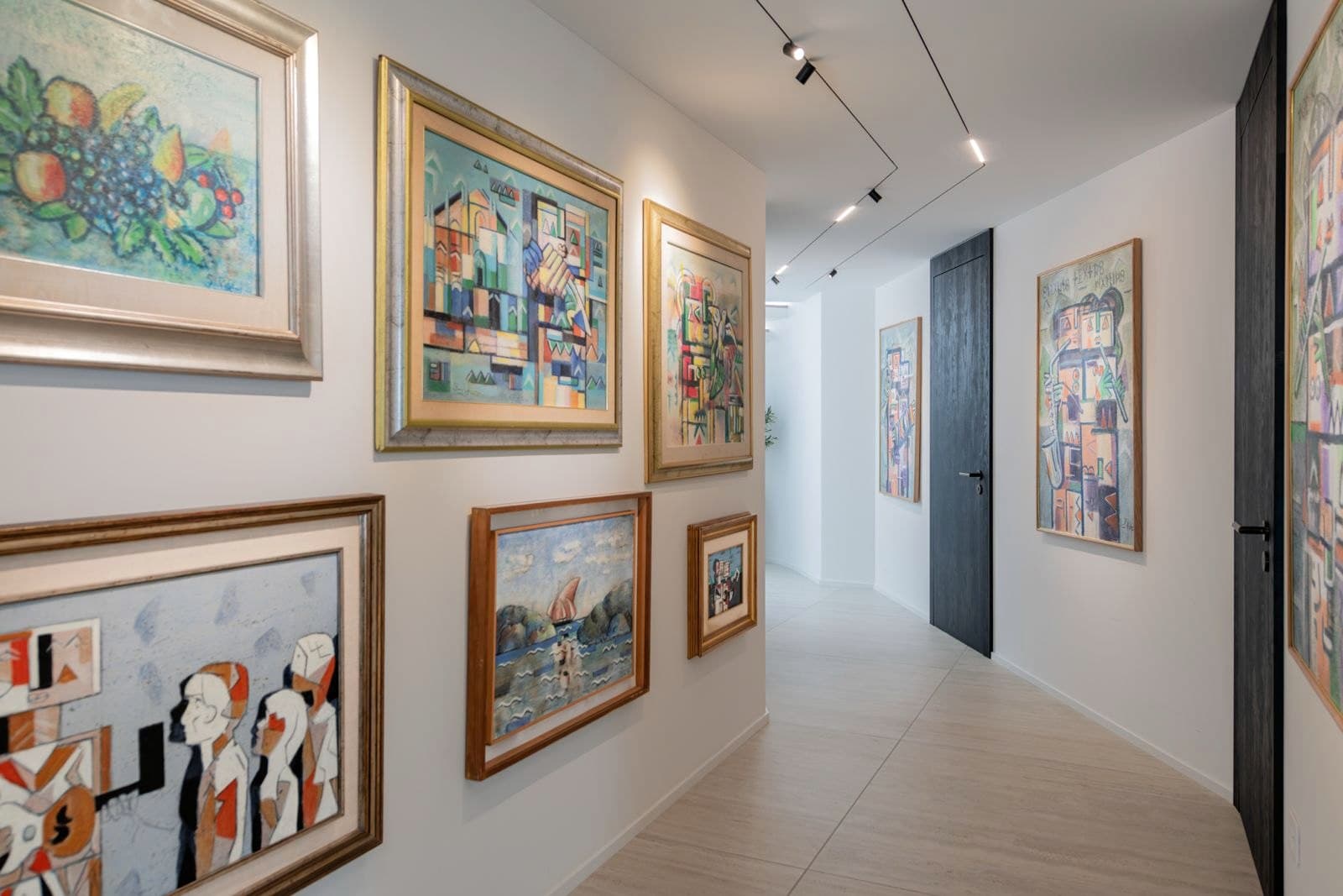 Villa: Galerie im Korridor mit flächenbündigen Türen