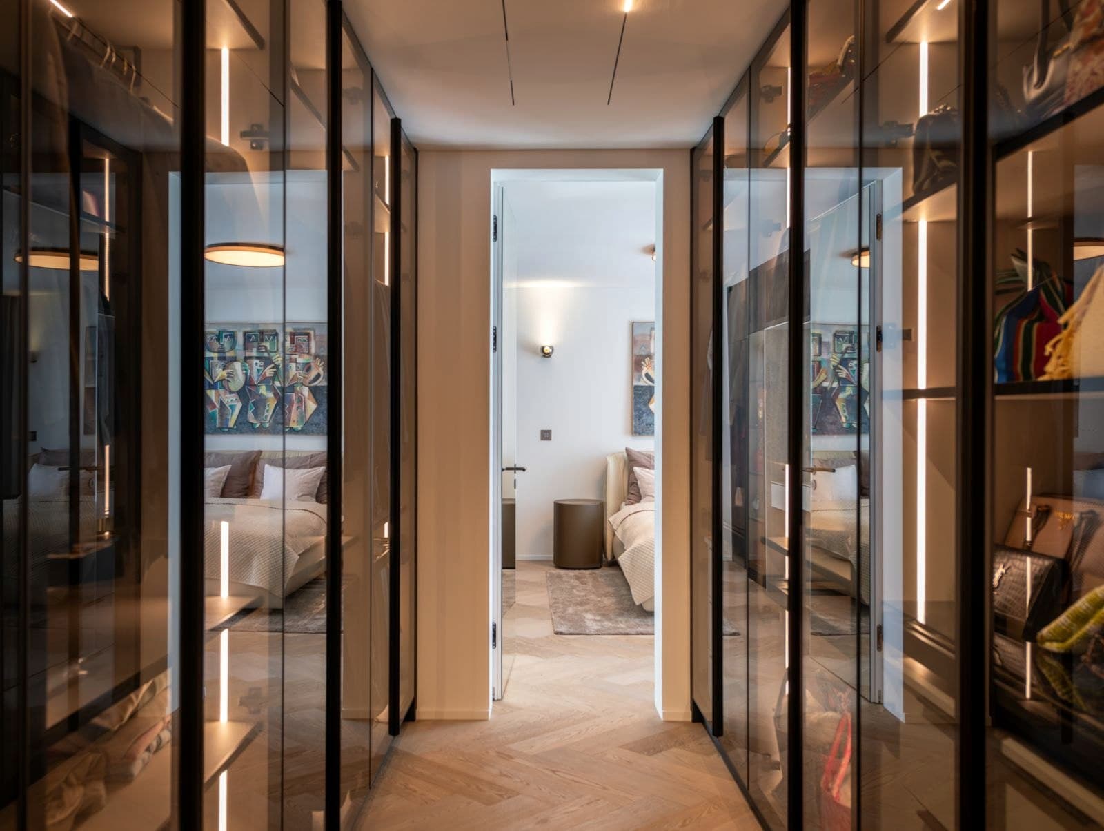 Villa: Ankleide mit Glastüren und beleuchteten Fächern