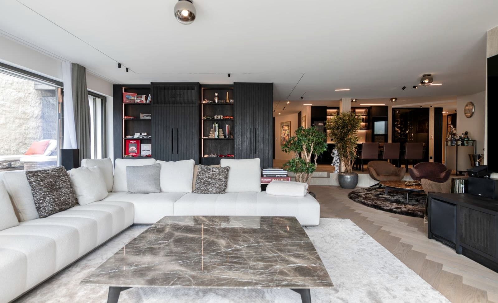 Villa: Wohnraum mit Bibliothekswand