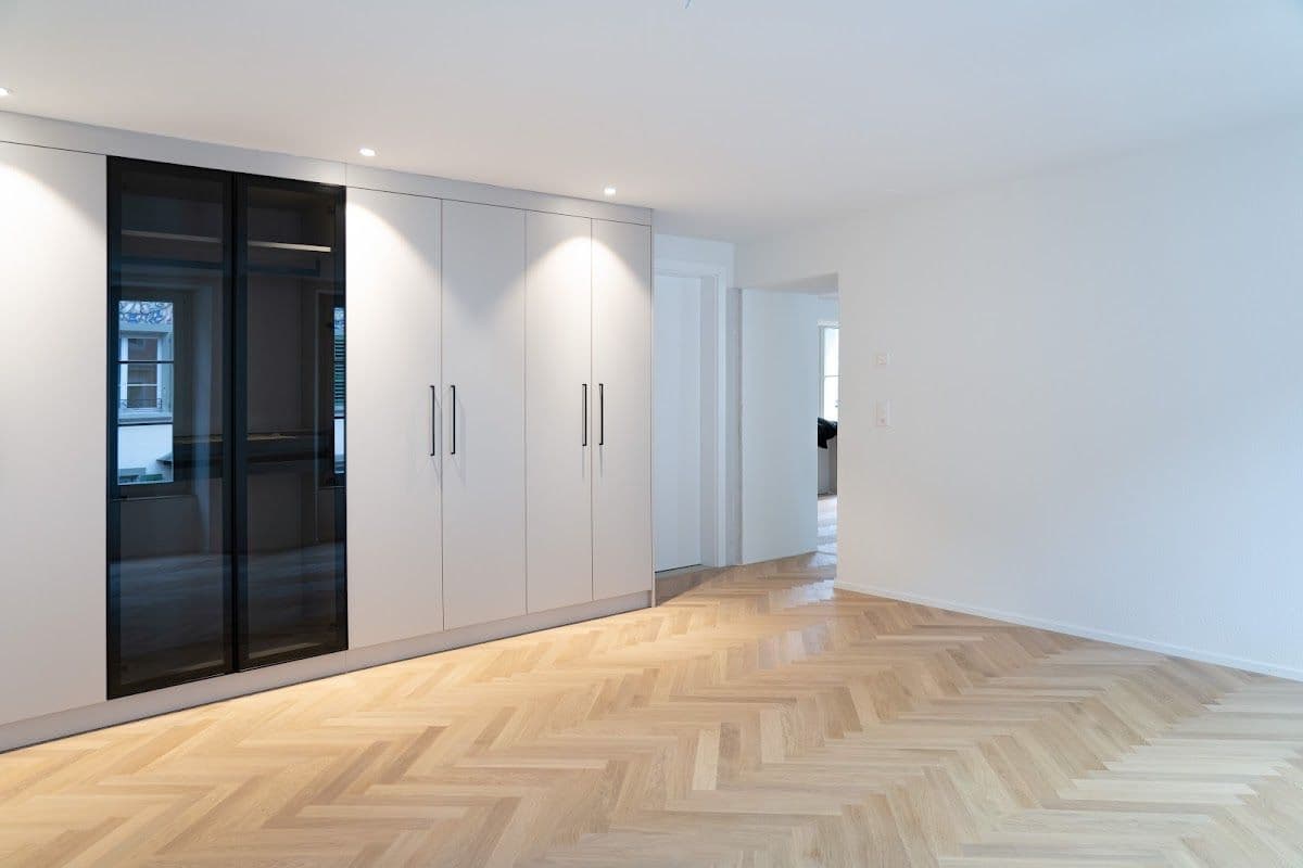Altstadthaus: Wohnraum mit Fischgrätparkett und Einbauten