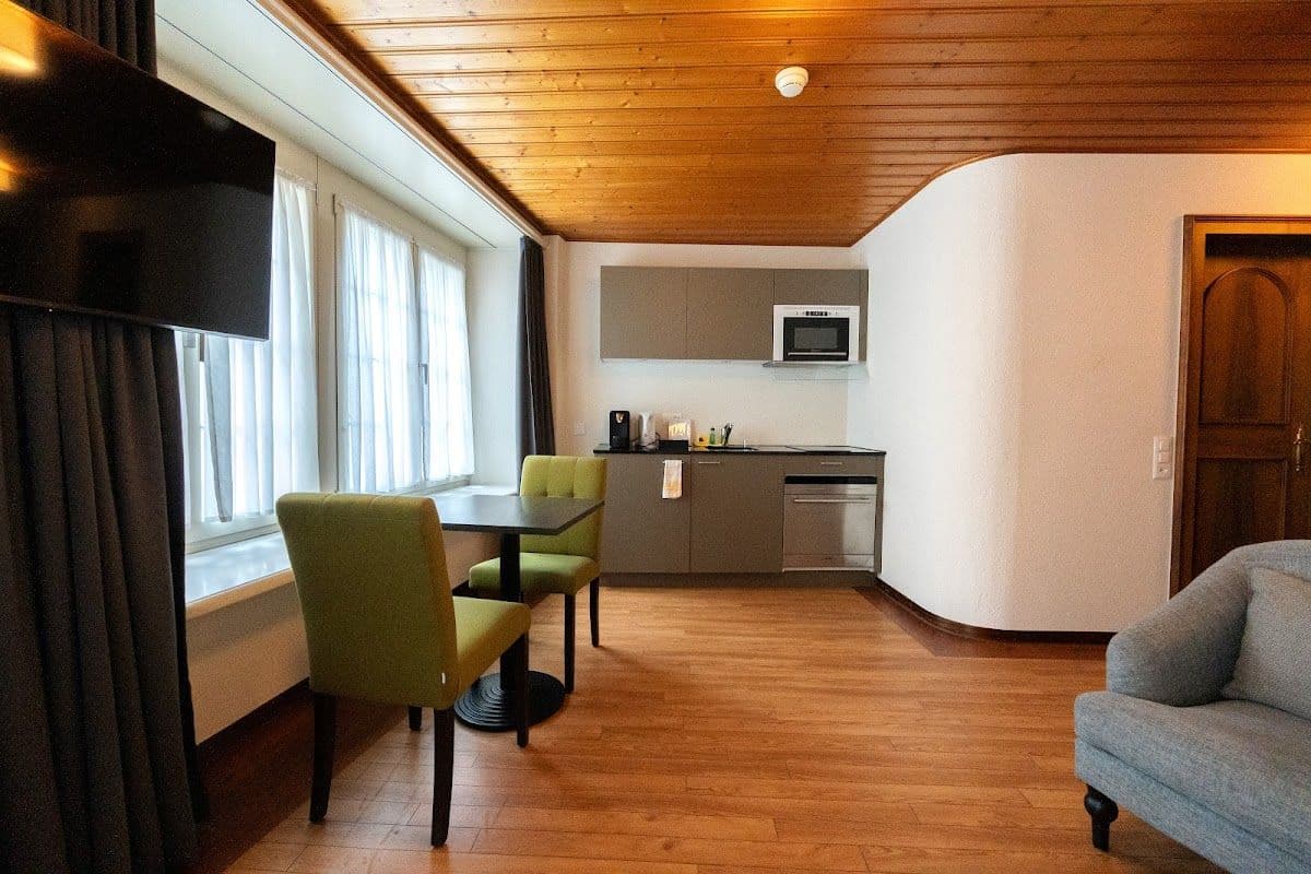 Ehemaliges Hotel: möblierte Wohnung mit Wohnküche