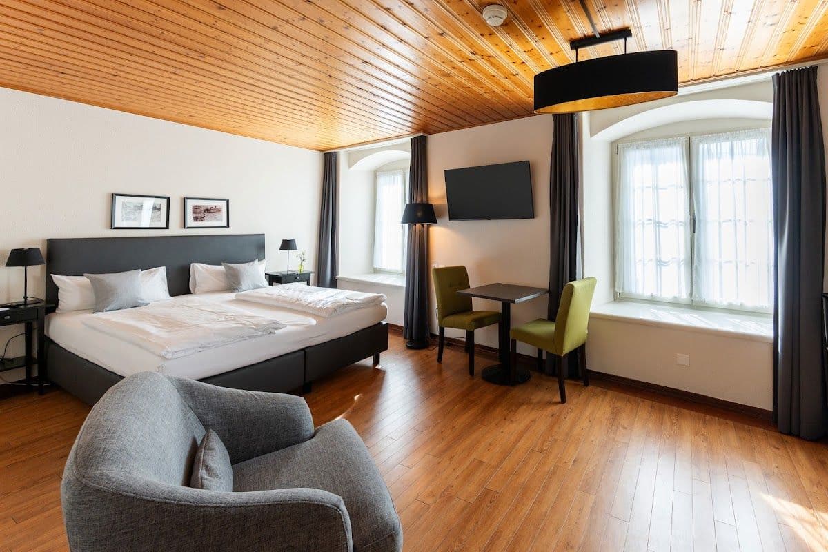 Ehemaliges Hotel: Schlaf- und Wohnbereich einer möblierten Wohnung