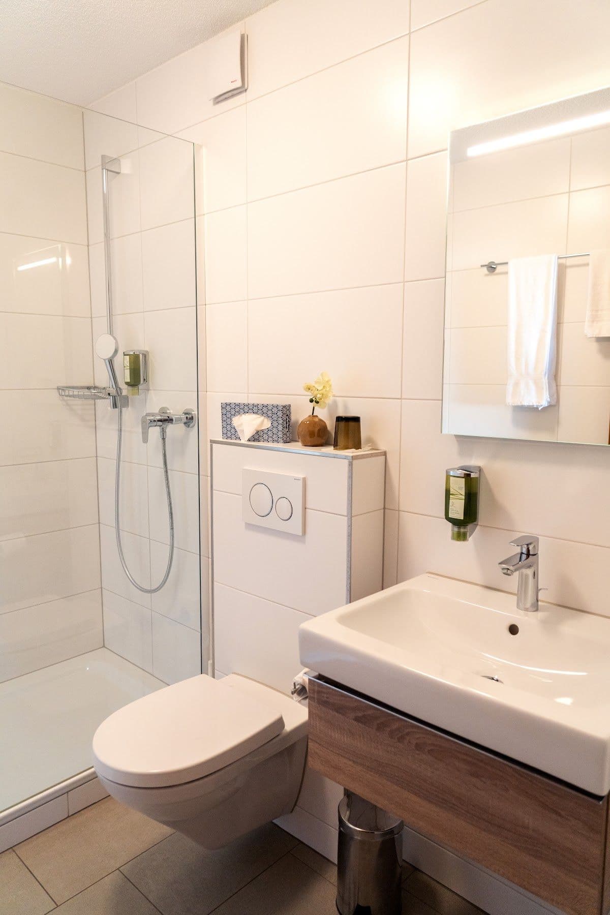 Ehemaliges Hotel: neues Bad mit bodenebener Dusche